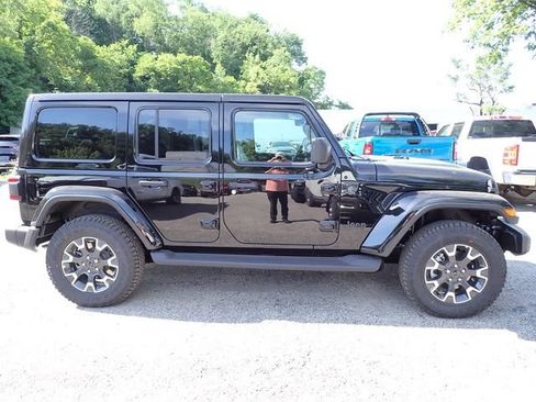 New 2026 Jeep Wrangler Unlimited Sahara AWD/4WD image 9