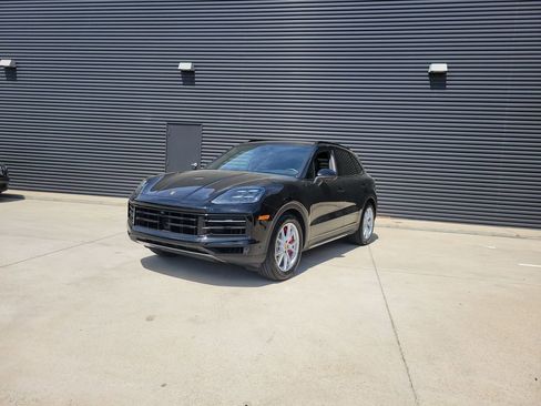 Used 2025 Porsche Cayenne S image 1