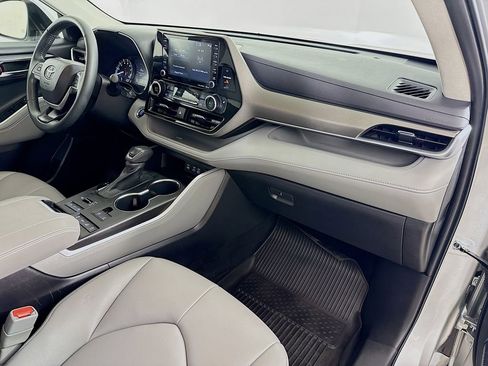 Certified 2022 Toyota Highlander XLE image 30