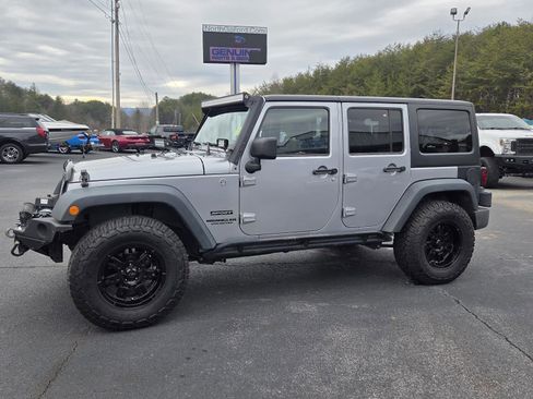 Used 2013 Jeep Wrangler Unlimited Sport image 2
