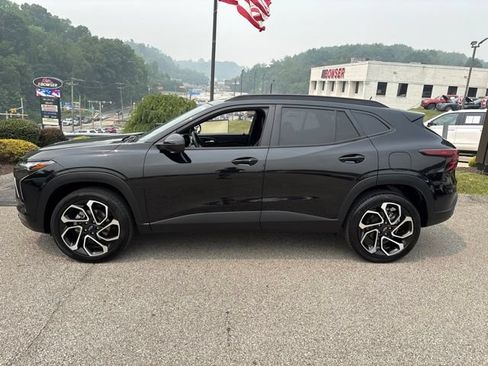 Used 2024 Chevrolet Trax RS FWD image 2