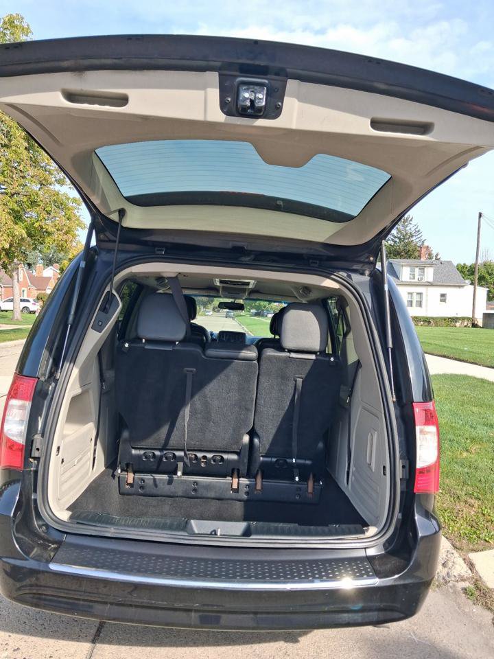 Used 2014 Chrysler Town & Country Touring FWD image 11