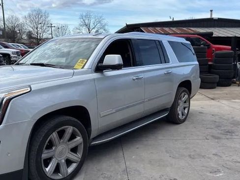 Used 2020 Cadillac Escalade ESV Luxury image 2