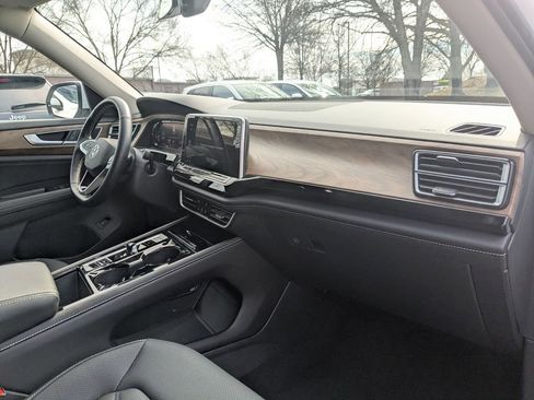 Used 2025 Volkswagen Atlas SE image 30