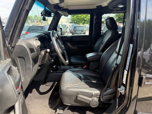 Used 2018 Jeep Wrangler Unlimited Sahara AWD/4WD image 9
