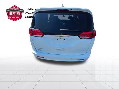 Used 2018 Chrysler Pacifica LX FWD image 8