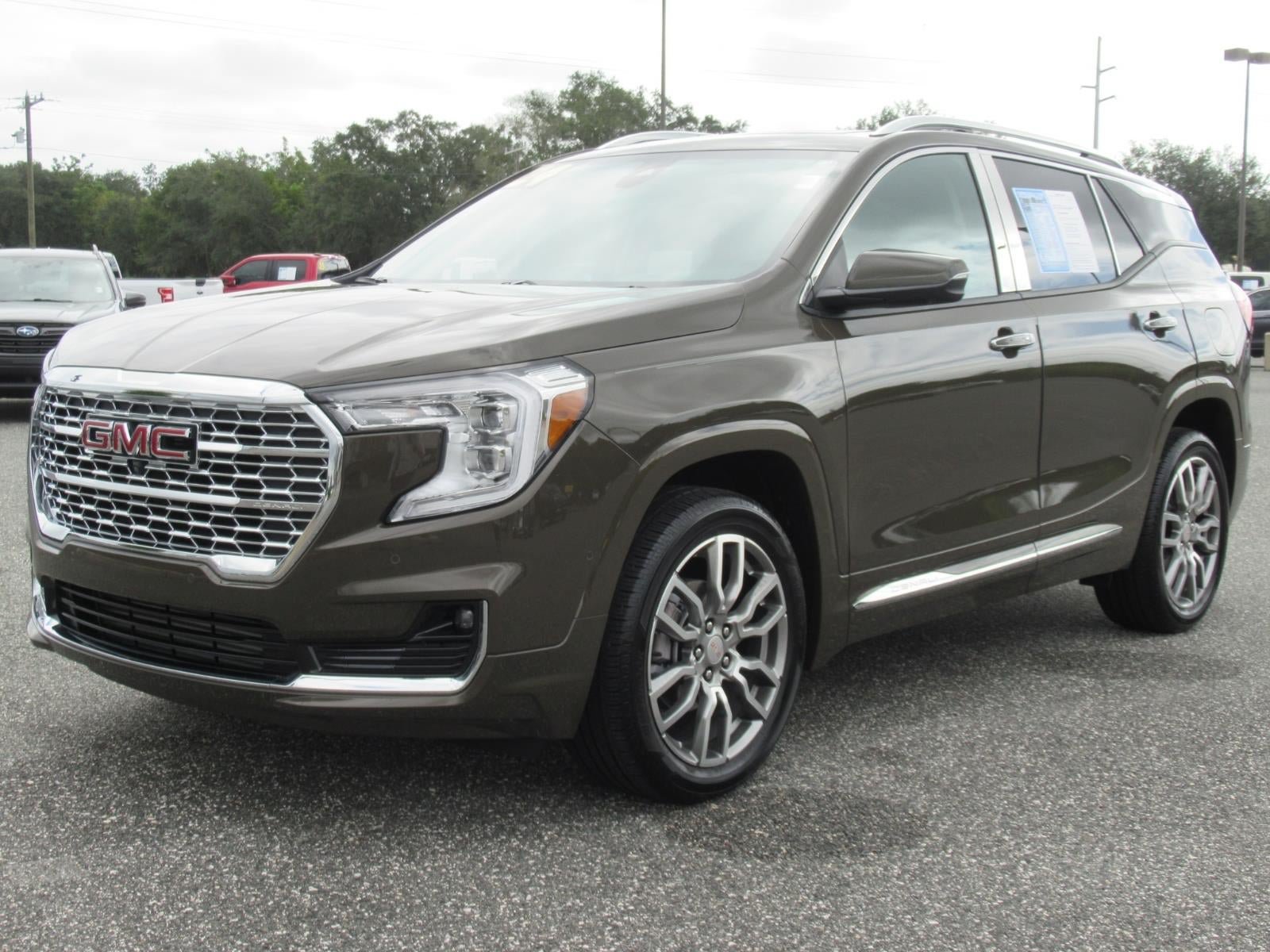 Used 2024 GMC Terrain Denali w/ Denali Premium Package AWD/4WD image 4