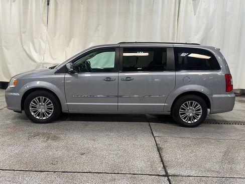 Used 2014 Chrysler Town & Country Touring-L w/ Driver Convenience Group image 2