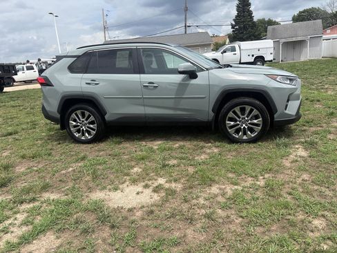 Used 2021 Toyota RAV4 XLE Premium AWD/4WD image 4