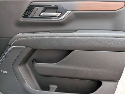 Used 2025 GMC Yukon Denali image 32