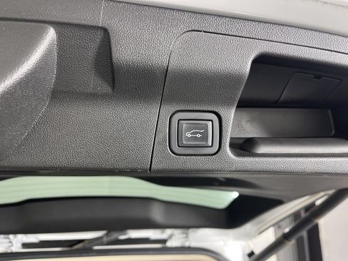 Used 2023 GMC Acadia Denali w/ Denali Ultimate Package FWD image 8