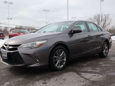 Used 2017 Toyota Camry SE image 5