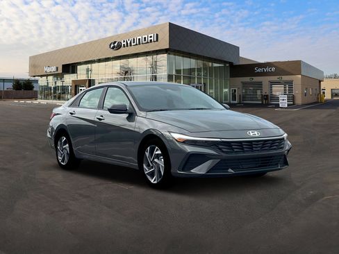 Certified 2025 Hyundai Elantra Sport image 11