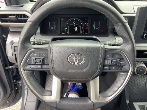 Used 2025 Toyota 4Runner SR5 AWD/4WD image 34