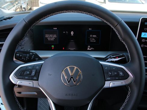 Certified 2025 Volkswagen Tiguan SE FWD image 13