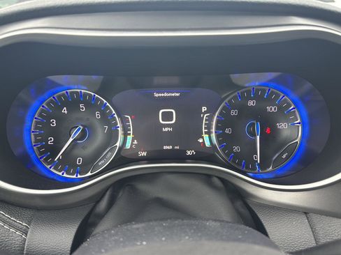 Used 2025 Chrysler Pacifica Select image 16