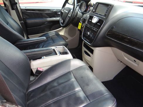 Used 2014 Chrysler Town & Country Touring image 18