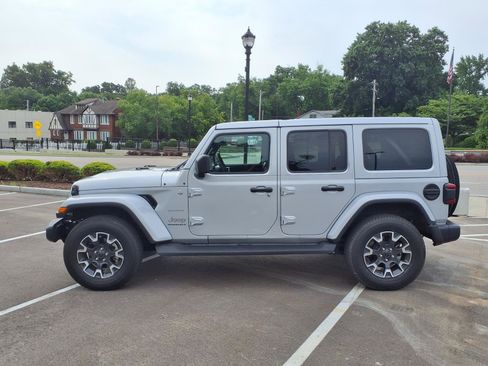 Used 2024 Jeep Wrangler Unlimited Sahara w/ Technology Group AWD/4WD image 29