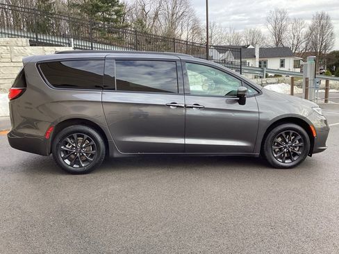 Used 2021 Chrysler Pacifica Touring-L w/ Uconnect Theater Family Group image 8