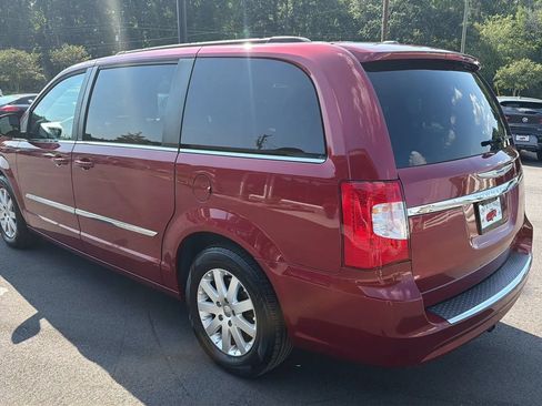 Used 2014 Chrysler Town & Country Touring FWD image 5