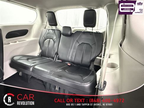 Used 2023 Chrysler Pacifica Touring-L FWD image 37