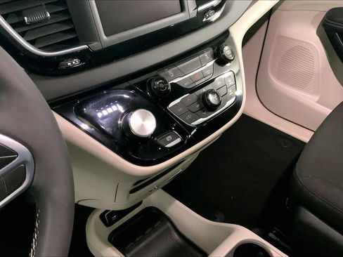 Used 2023 Chrysler Voyager LX image 17
