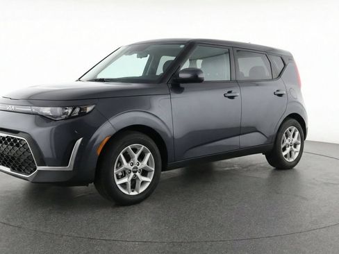 Used 2025 Kia Soul LX w/ LX Technology Package FWD image 3