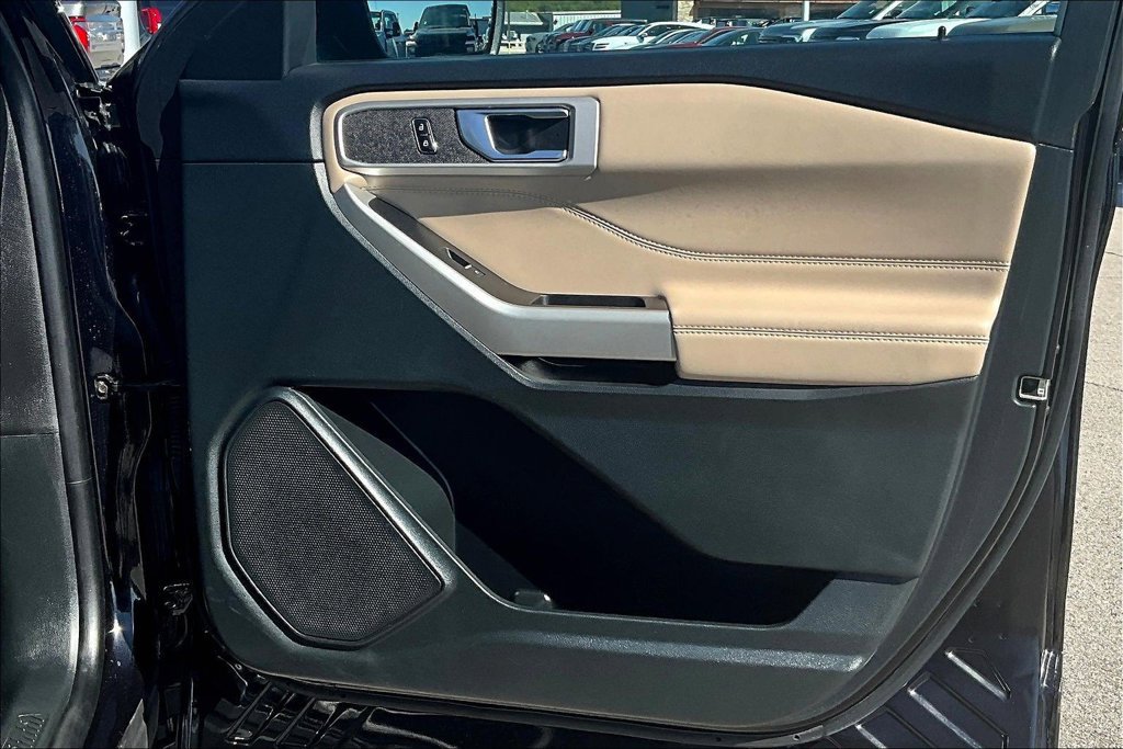Used 2023 Ford Explorer XLT AWD/4WD image 18