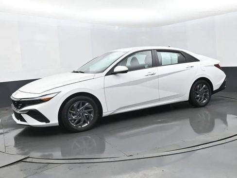 Used 2024 Hyundai Elantra SEL FWD image 5