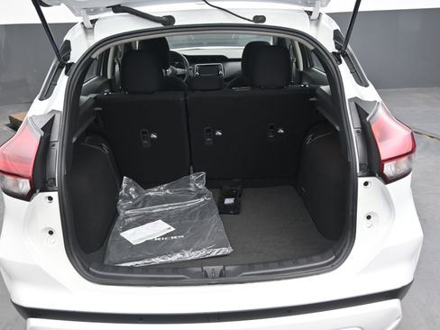 Certified 2025 Nissan Kicks Play S image 9