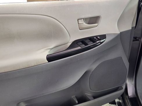 Used 2011 Toyota Sienna LE FWD image 16