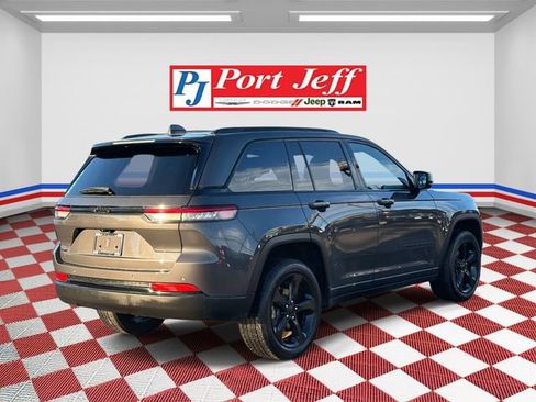 Used 2023 Jeep Grand Cherokee Altitude image 4