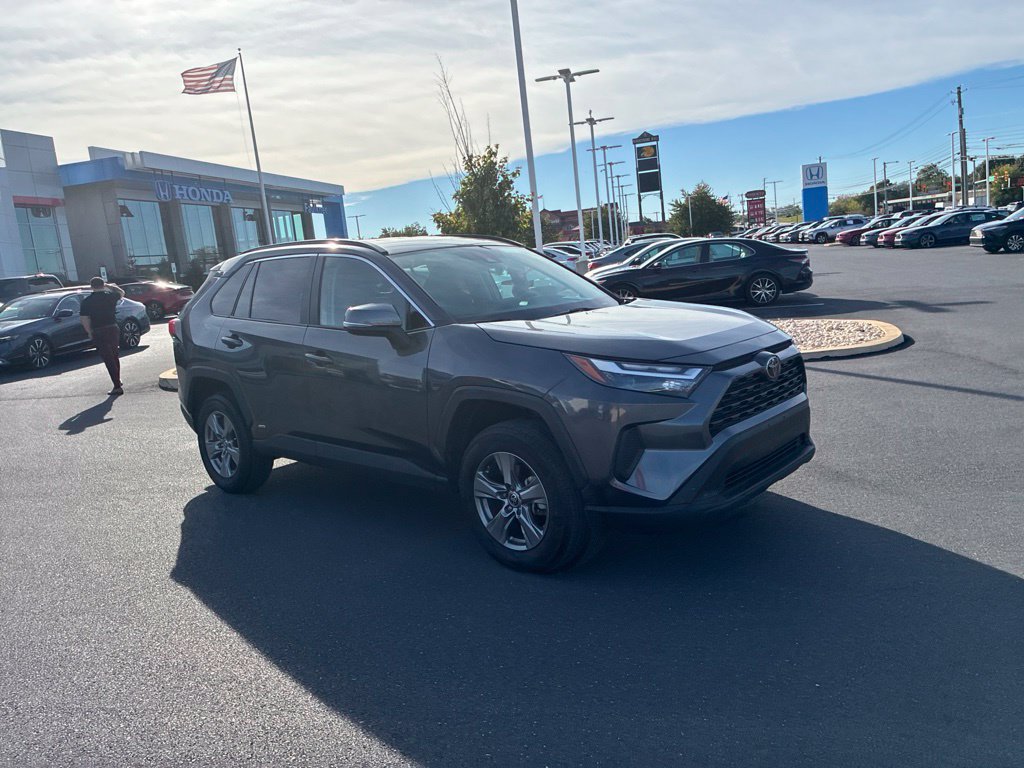 Used 2025 Toyota RAV4 XLE AWD/4WD image 2