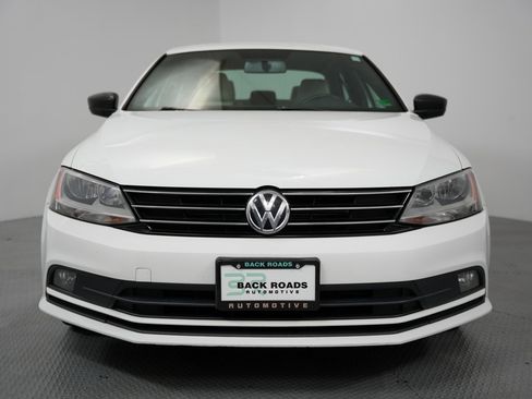 Used 2016 Volkswagen Jetta Sport image 2