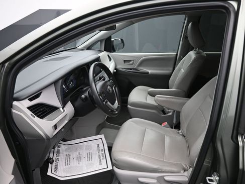 Used 2020 Toyota Sienna L image 11