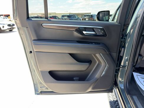 Used 2025 Chevrolet Suburban Z71 AWD/4WD image 18