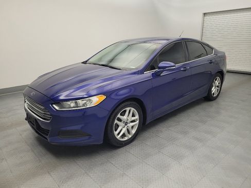 Used 2016 Ford Fusion SE FWD image 2