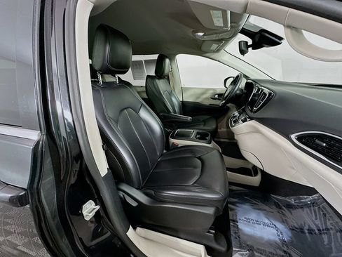 Certified 2023 Chrysler Pacifica Touring-L FWD image 39