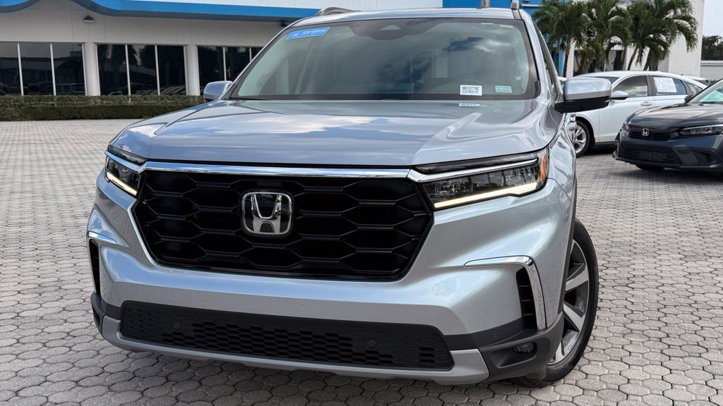 Used 2025 Honda Pilot Touring image 2