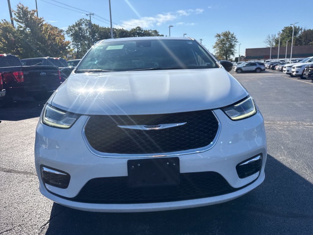 Used 2025 Chrysler Pacifica Select FWD image 3