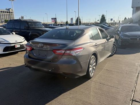 Used 2019 Toyota Camry LE image 5