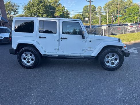 Used 2015 Jeep Wrangler Unlimited Sahara w/ Connectivity Group AWD/4WD image 3