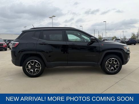 Used 2025 Jeep Compass Trailhawk image 7