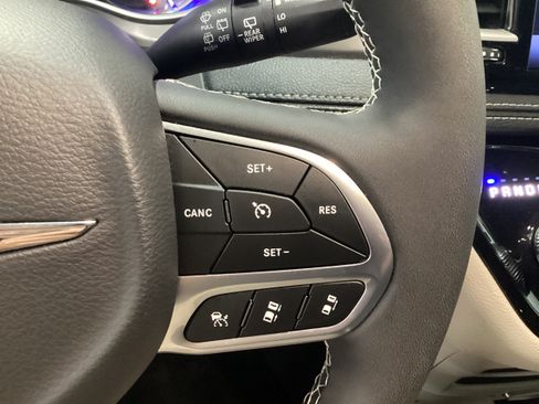 Used 2024 Chrysler Pacifica Limited FWD image 22