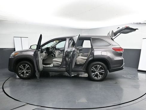 Used 2019 Toyota Highlander LE image 38