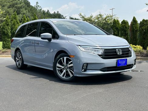 Used 2023 Honda Odyssey Touring image 2