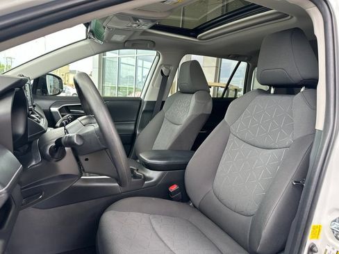 Certified 2021 Toyota RAV4 XLE w/ Convenience Package AWD/4WD image 8