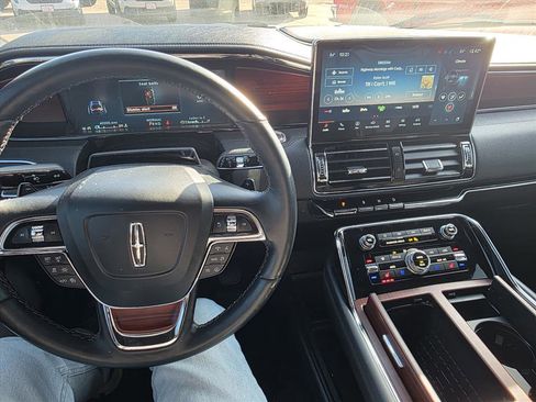 Used 2023 Lincoln Navigator Reserve image 11
