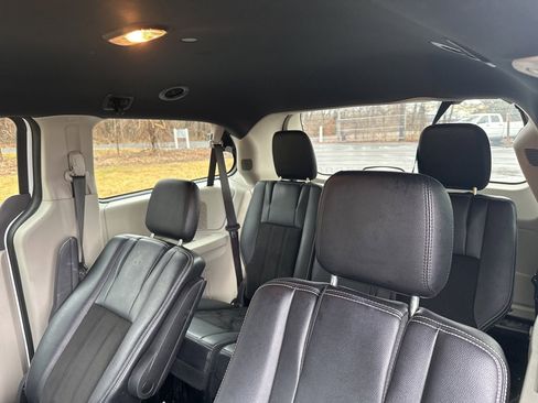 Used 2019 Dodge Grand Caravan SXT image 12