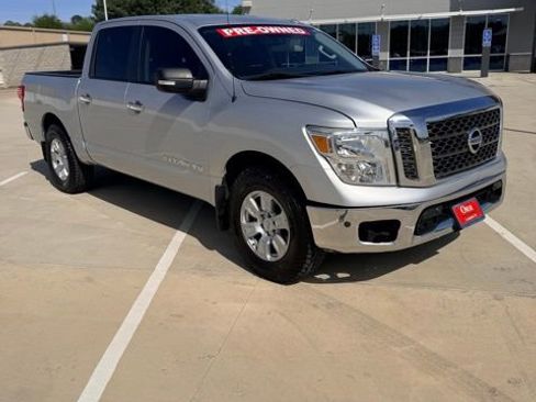 Used 2018 Nissan Titan SV w/ SV Convenience Package image 8